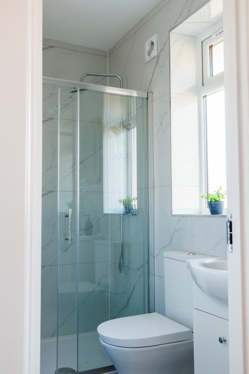 En suite bathroom and toilet