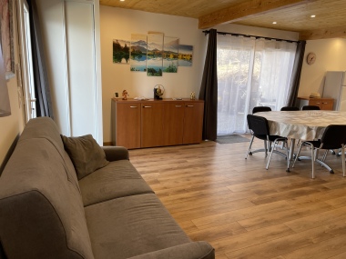 séjour entrée à gauche et baie vitrée