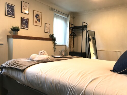 Bedroom 1 - King size bed and wardrobe - TLC Stay Preston area home