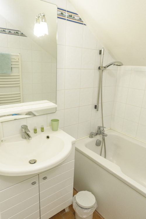 Salle de bain (baignoire/douche/lavabo) de la chambre parentale