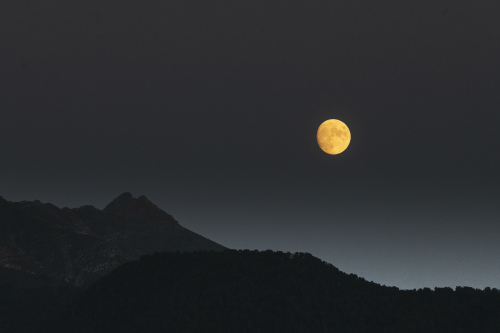 Luna llena vista desde los Apartamentos Los Picos de Europa (Colio, Valle de Liebana).