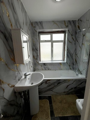 This photo represents the communal bathroom located on the 1st floor