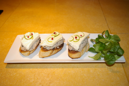 A la table d'hôtes : tartines de rillettes de sardine, mozzarella et citron vert