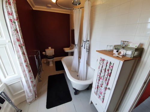 1st Floor Double Room Bathroom
