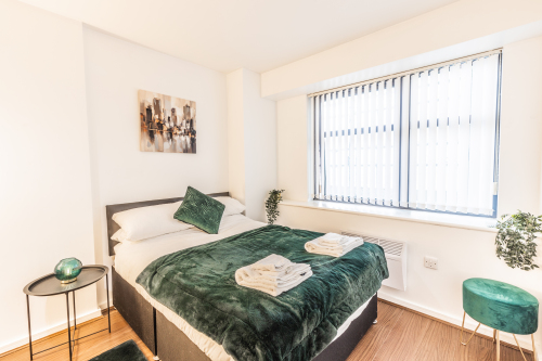 Modern 3 bed Apartment - main double bedroom