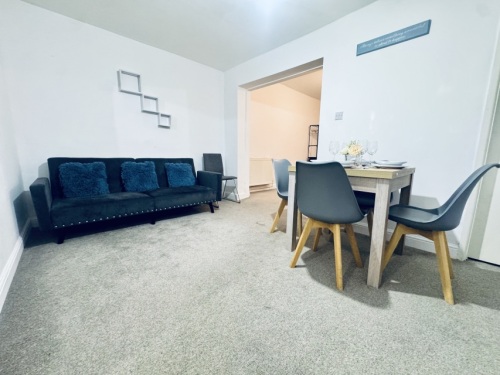 Short Stay Swindon Town Centre Apartment Sleep 4