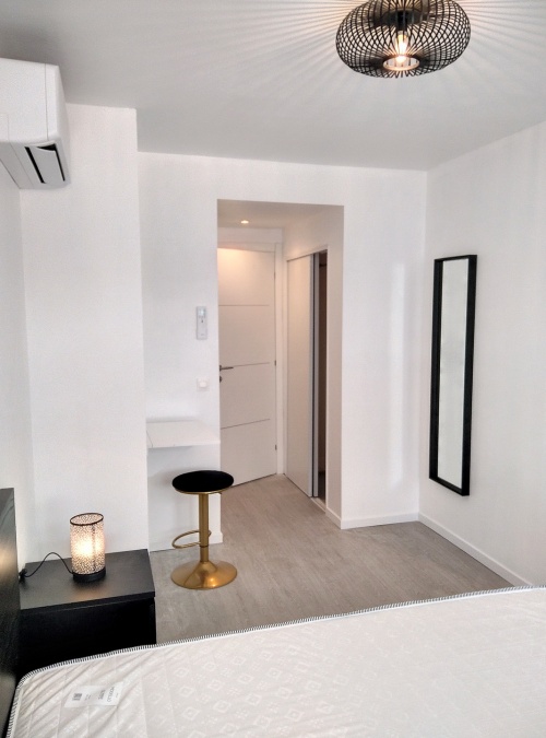 chambre 1 avec clim et bureau mural