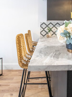 Modern kitchen with dining space – perfect for families and teams