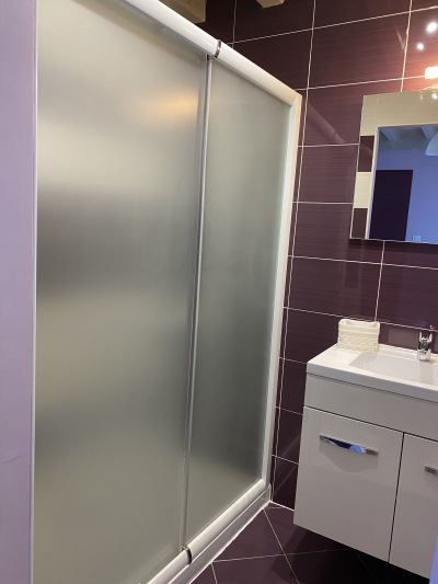 salle de bains prune - grande douche à l'italienne