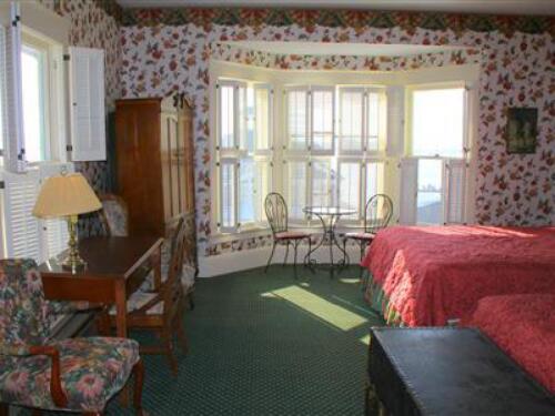 VICTORIAN HARBOR VIEW-Double room-Ensuite with Bath-Premium-Lake View - Base Rate