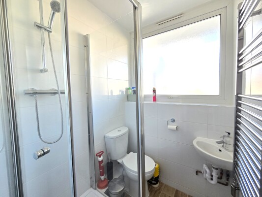 Shared Bathroom room 2