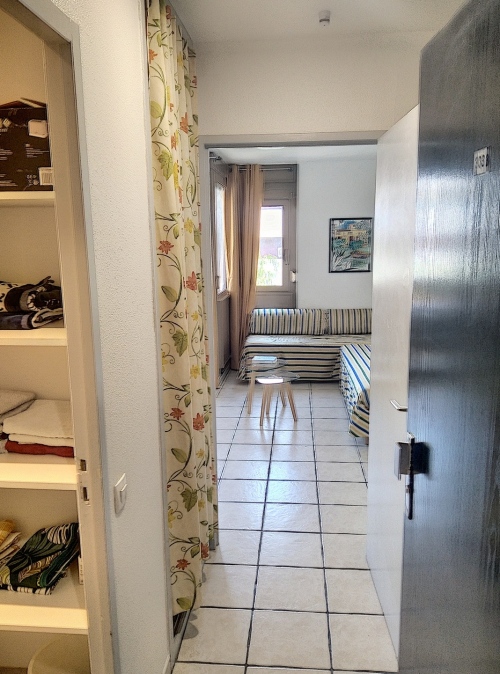 entrée avec rangements et lits superposés