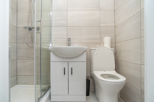 Private en suite complete with complimentary shower gel, shampoo and conditioner — a clean, convenient space for a comfortable stay.