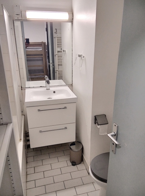 salle de bains avec toilettes