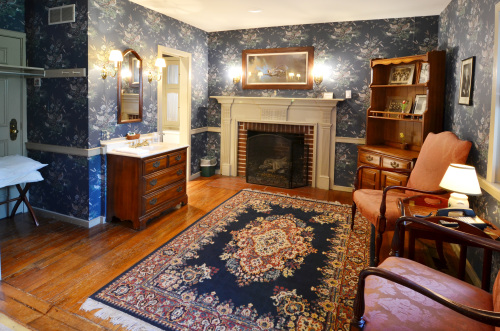 Room 204 Winston Churchil-Queen-Private Bathroom-Deluxe-Street View - Room Only - No Breakfast