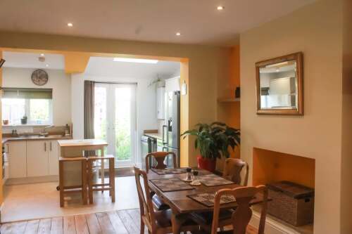 Cheerful 2 bedroom Family Home with Private Garden