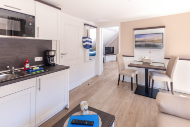 Wohnbereich mit Blick zum Schlafzimmer