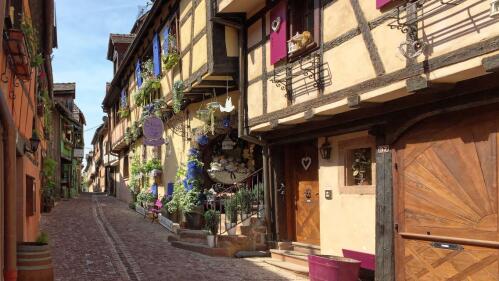 Nos appartements de vacances dans les Remparts de l'An 1500 sont au milieu de l'image, dans la petite rue des Remparts