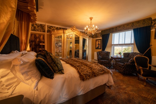 Deluxe-Junior Suite-Ensuite with Bath-Mountain View-Main House - Breakfast Included