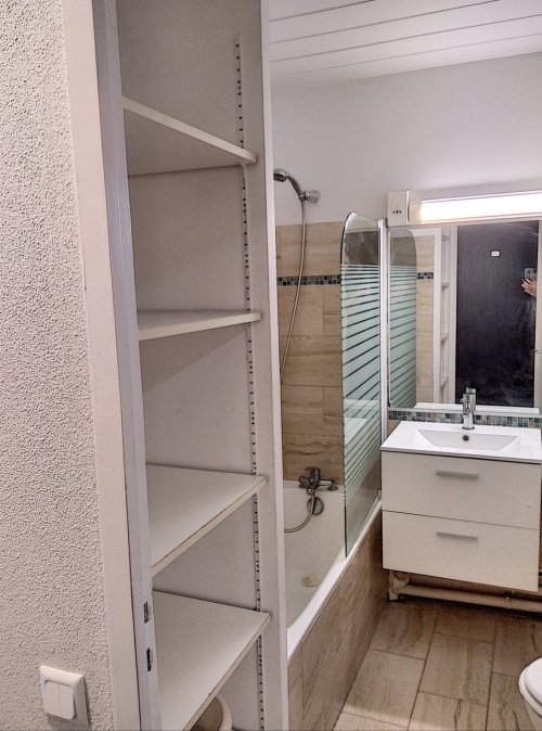 salle bains avec toilettes, rangements