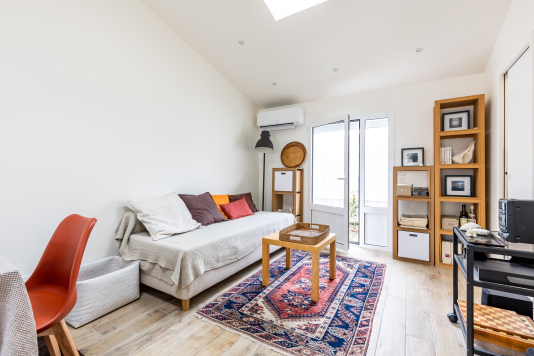 coin salon avec un couchage une personne