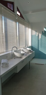 Grande salle de bains "Gratte-ciels verts" de suite "Guéthary"