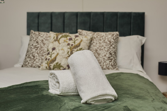 Modern Comfort in the Heart of Castleford – Your Home Away From Home