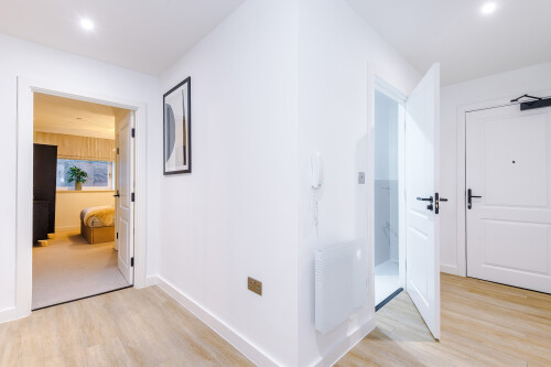 Stylish 2-Bed 2-Bath Apartment in Newly Renovated Victorian Building – Prime Leeds City Centre near Station
