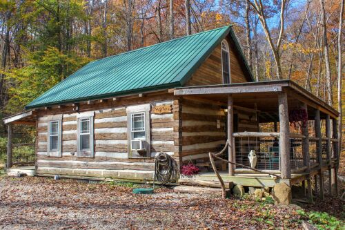 1st Choice Lodging - Montana Cabin - Welcomed to a beautiful, rustic 1800s log cabin with a wrap around porch. 