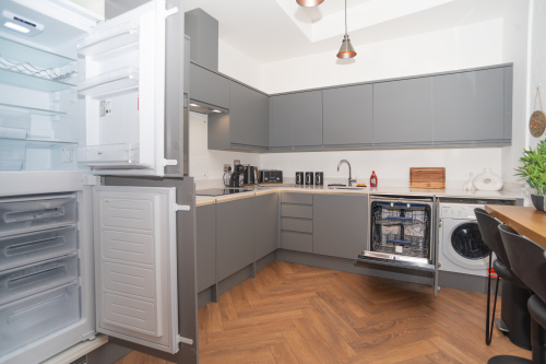 A fully equipped kitchen with washing machine, dishwasher, fridge, oven and hob, providing all the amenities needed for a true home-from-home stay in Birmingham city with Affluxi.