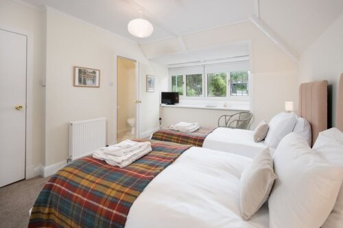 Twin Room En-suite with Shower Bed and Breakfast