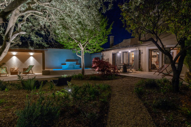 Le jardin habillé de ses plus belles lumières!