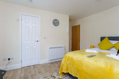 Flat 1-Apartment-Ensuite-Street View - Airbnb