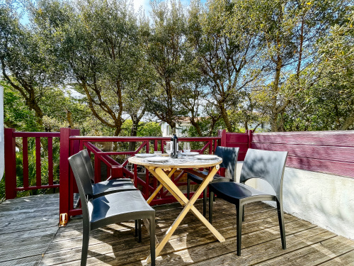 Terrasse à l'étage ouverte sur le séjour