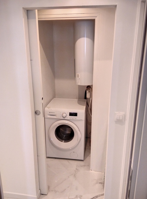 buanderie avec rangements, équipements et machine à laver