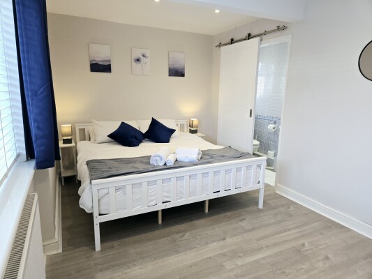 King size bed with en-suite