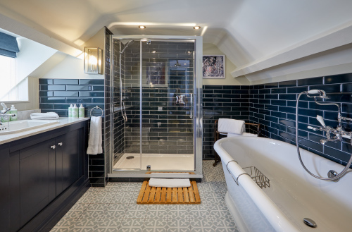 Heythrop en-suite with bath & shower