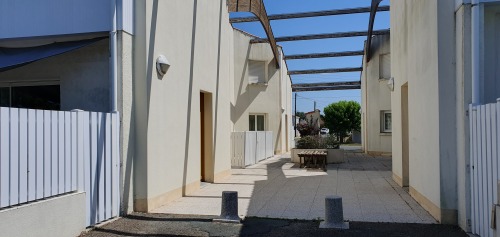 Accès depuis le parking _ Apt avec terrasse privée