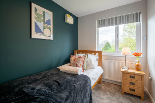 Single bedroom, electric blinds for ease 