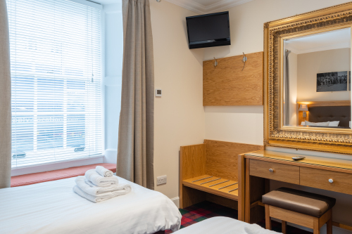 Twin bedroom with underfloor heating 