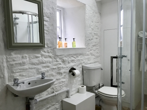 Superior double room bathroom