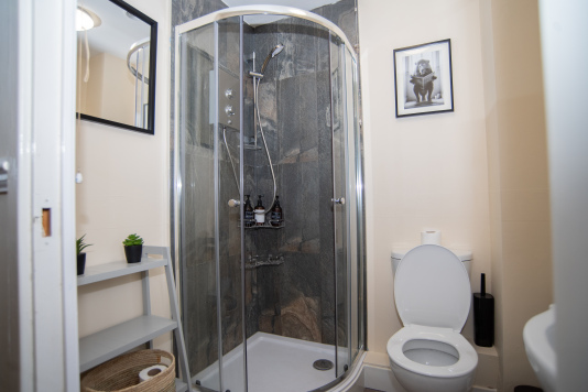 A bright, clean and spacious en suite off the master bedroom with shower, toilet and sink, complete with complimentary toiletries and fresh towels for the ultimate comfortable stay with Affluxi.