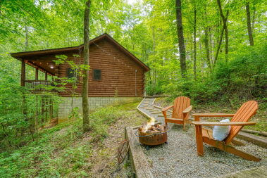 Secluded cabin in the woods with private fire pit