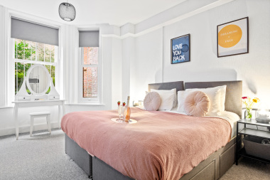 King size bed, can be split in 2 single comfy beds