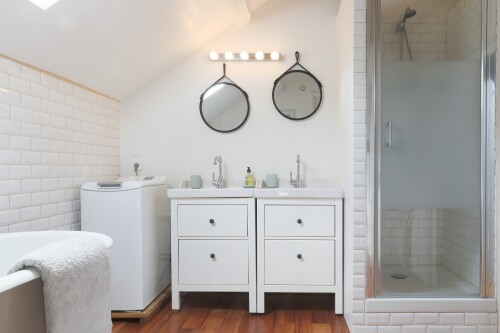 La salle de bain d'une chambre double au 1er étage de la maison des écuries du château d'Hodebert