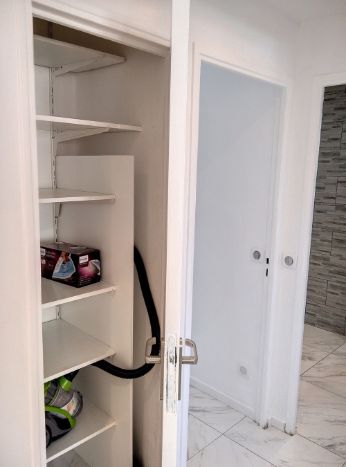 placard de rangement supplémentaire dans le couloir