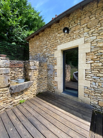 entrée pièce de vie et évier extérieur