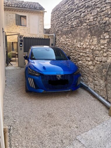 Dans l'impasse: Une place de parking réservée pour une petite voiture: Maximum catégorie B