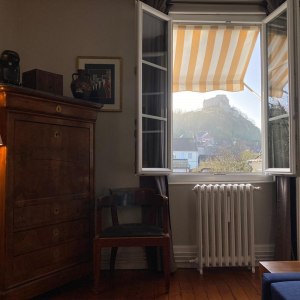 Vue sur le château depuis le salon et le bureau de la suite 