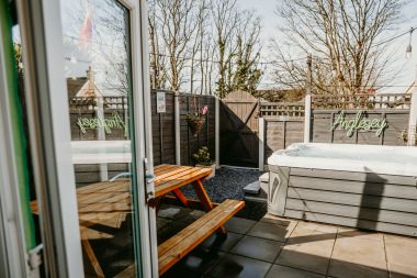 bck garden wwith seating area and hot tub 